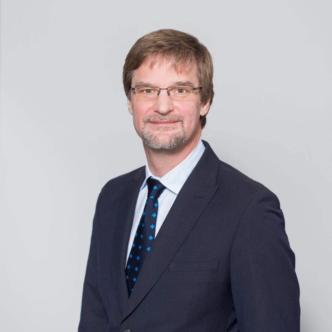 Dr. Mārtiņš Kapickis, M.D., discusses the increasing incidence of hand injuries during the summer months, including the trend in injuries sustained by children, on the program “Домская площадь” (Doma laukums)