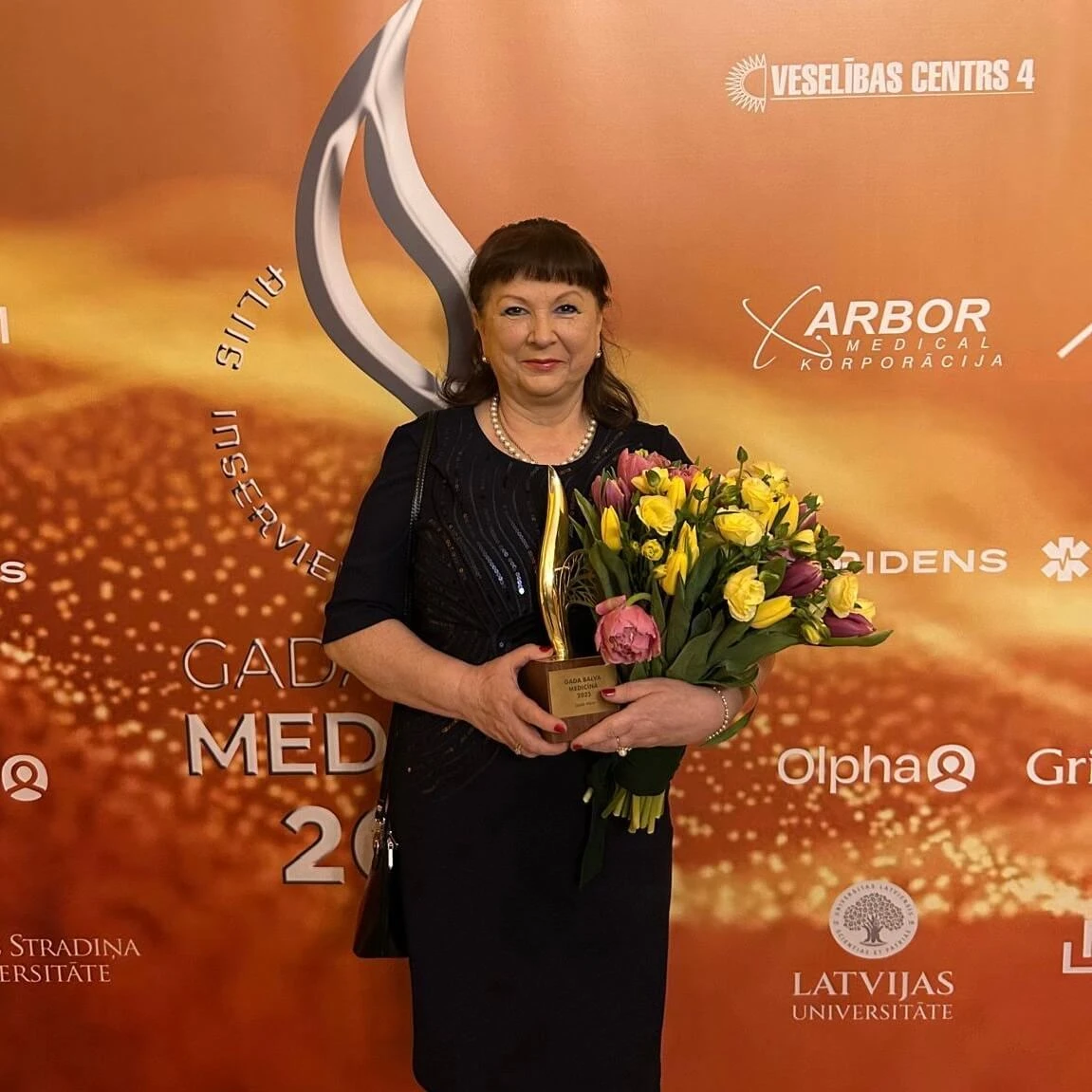 LMC nurse Valentīna Berestova receives an award at the “Awards of the Year” ceremony organized by the Latvian Medical Association